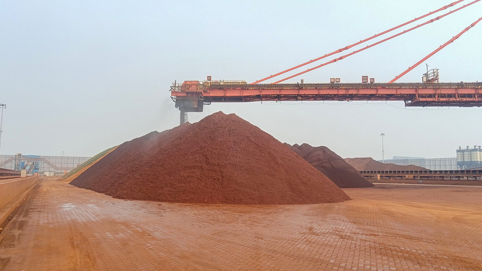 近日，@米特拉商品检验受 客户委托，完成了在 #张家港# 的 #高碳铬铁# 的各项检验工作。